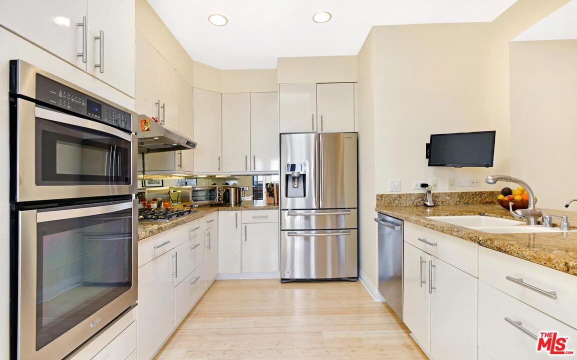 375 Sycamore Road Santa Monica, CA 90402 - Photo 15 of 47