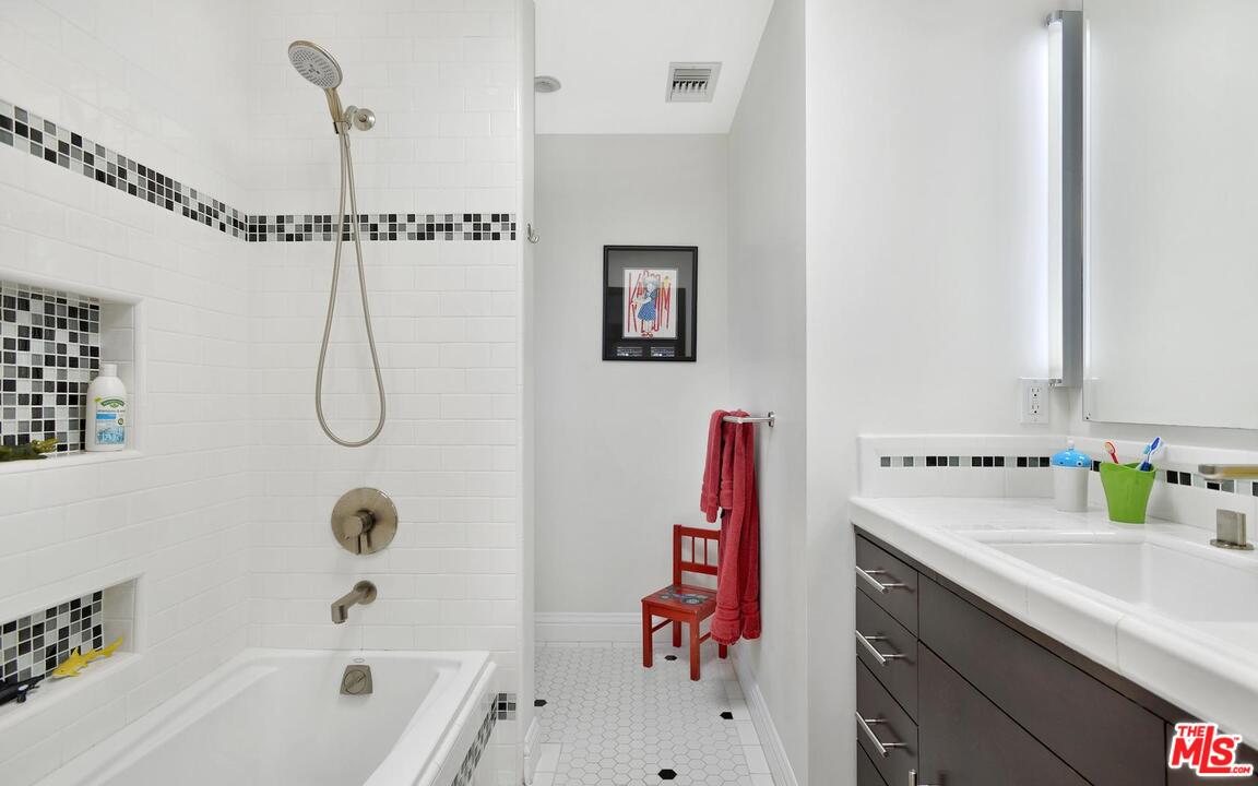 375 Sycamore Road Santa Monica, CA 90402 - Photo 33 of 47