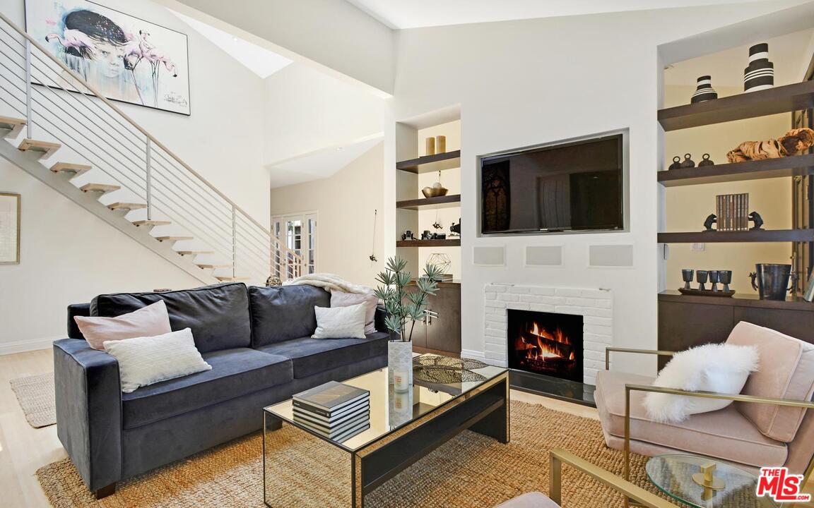 375 Sycamore Road Santa Monica, CA 90402 - Photo 6 of 47