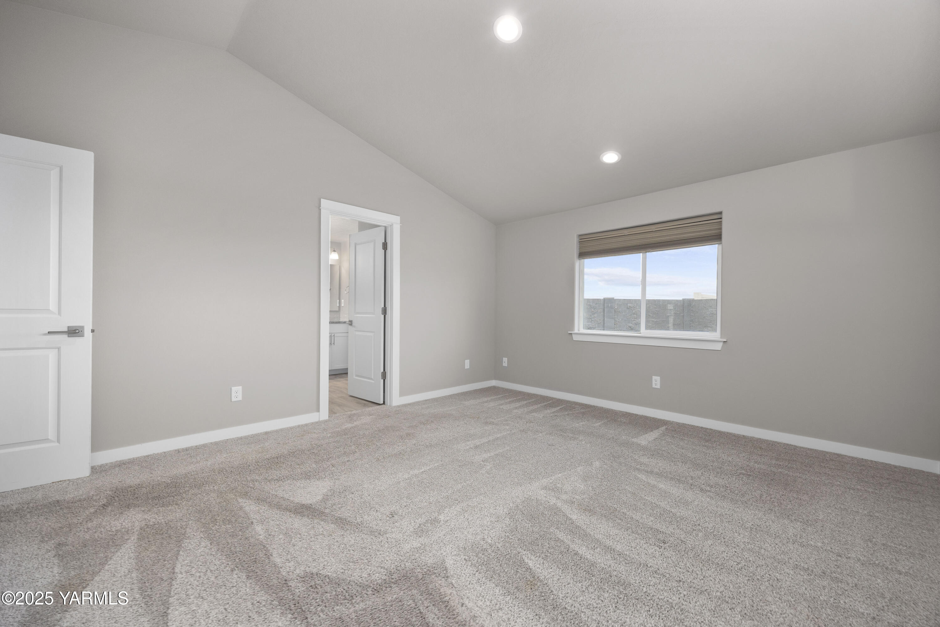 217 Rio Bravo Street Prosser, WA 99350 - Photo 13 of 44 an empty room with windows and closet