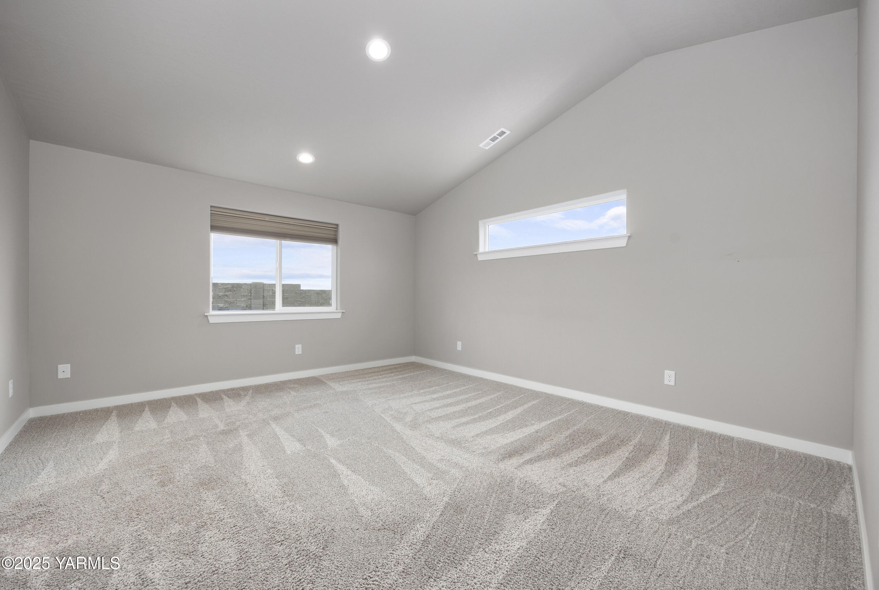 217 Rio Bravo Street Prosser, WA 99350 - Photo 14 of 44 an empty room with a window