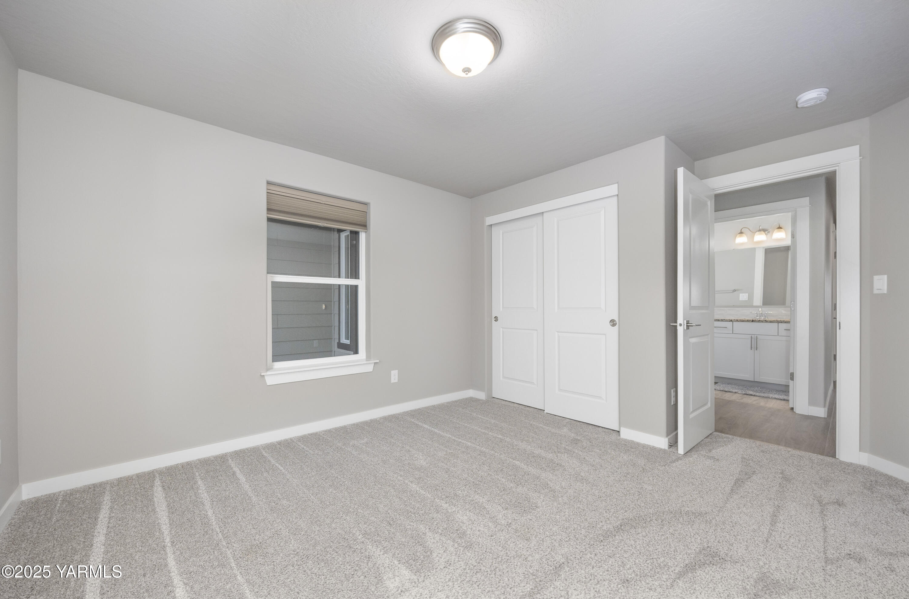 217 Rio Bravo Street Prosser, WA 99350 - Photo 23 of 44 en empty room with windows and closet