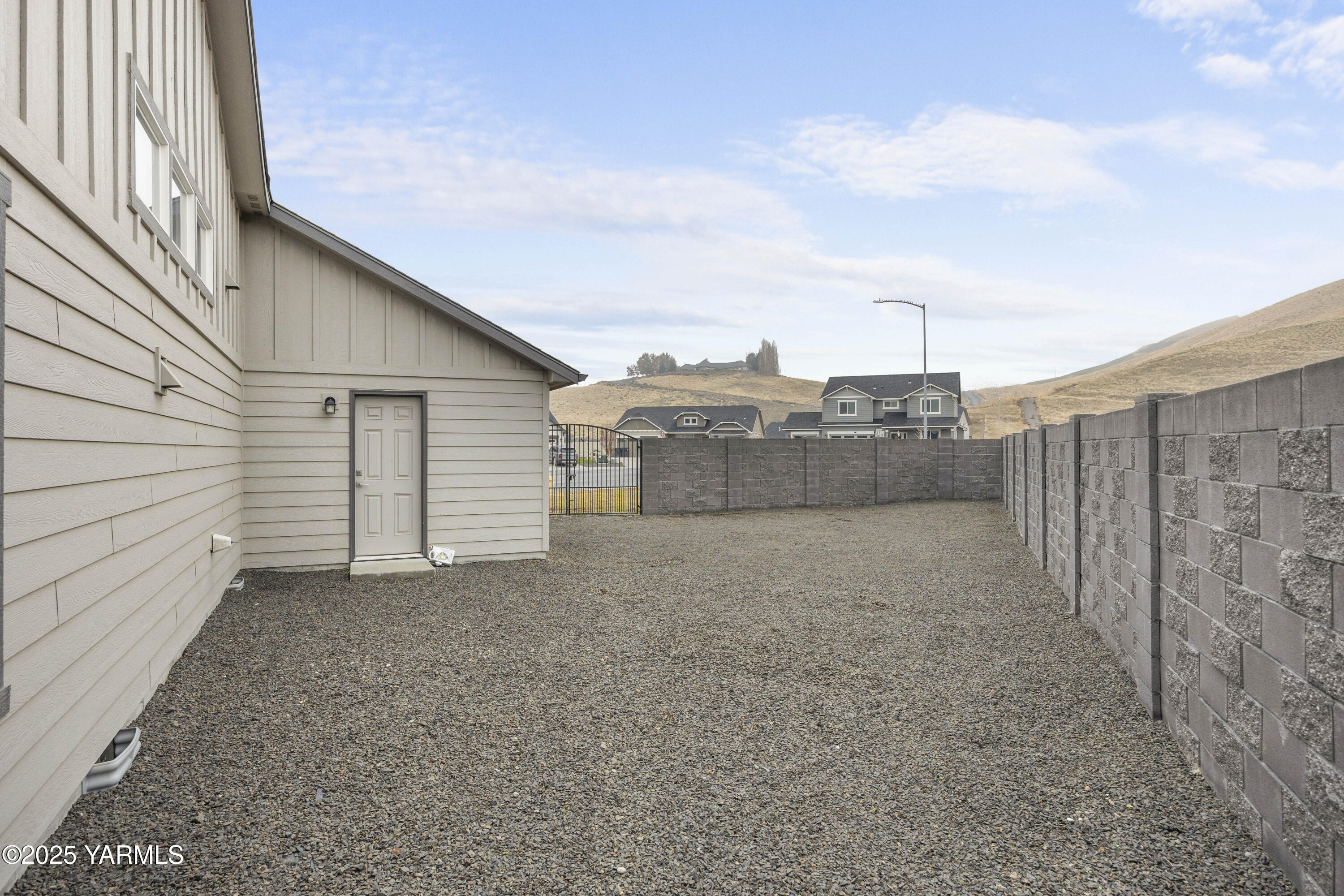 217 Rio Bravo Street Prosser, WA 99350 - Photo 35 of 44 a view of a backyard
