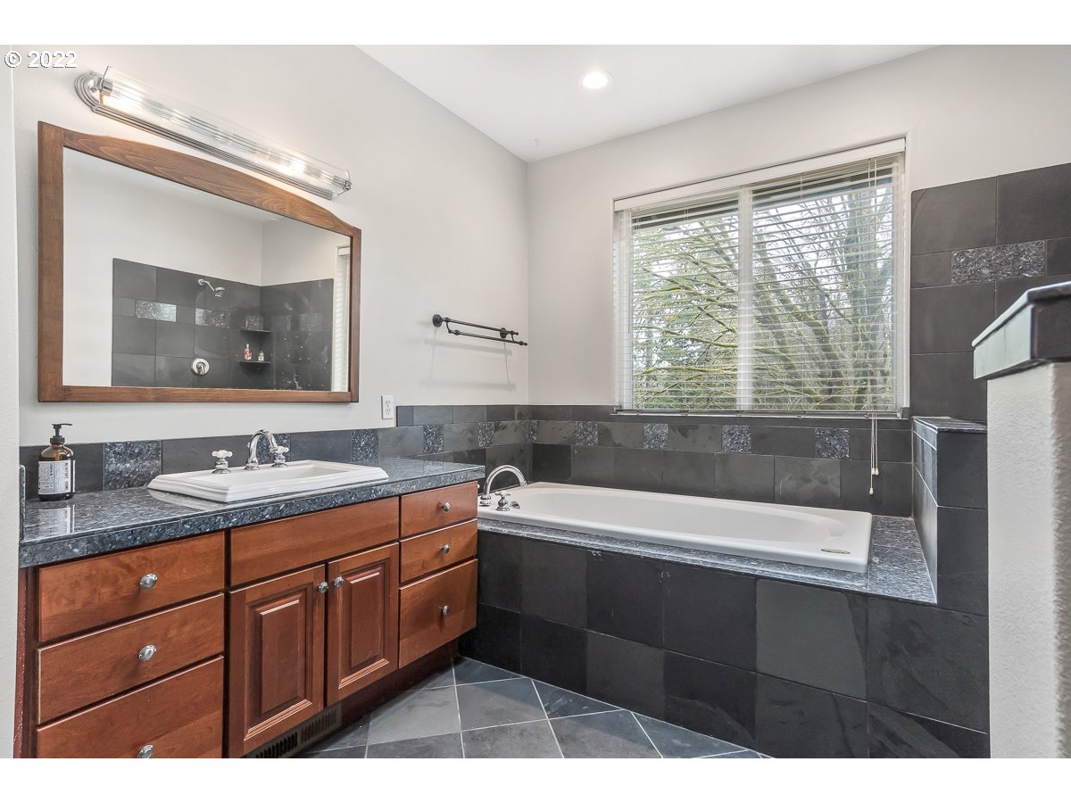 15912 Southeast Venice Ridge Way Damascus, OR 97089 - Photo 12 of 32 Gallery Image 12