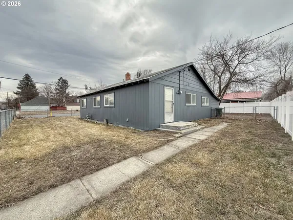 a view of a house with a backyard