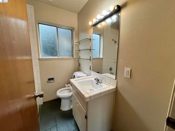 $2,150 | 2418 Ashby Avenue, Berkeley, CA 94705