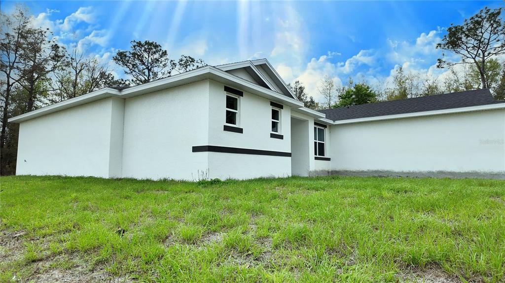 7 Spring Pass Ocala, FL 34472 - Photo 6 of 35 a backyard of a house with lots of green space