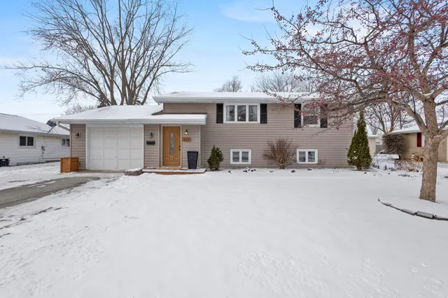 $239,900 | 632 Suburban Drive, De Pere, WI 54115