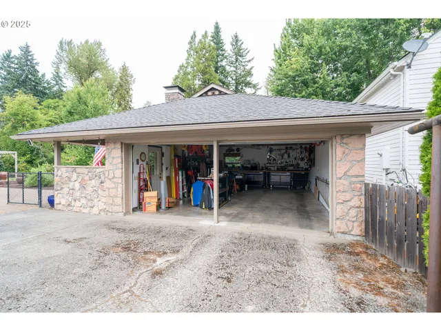 a view of a backyard