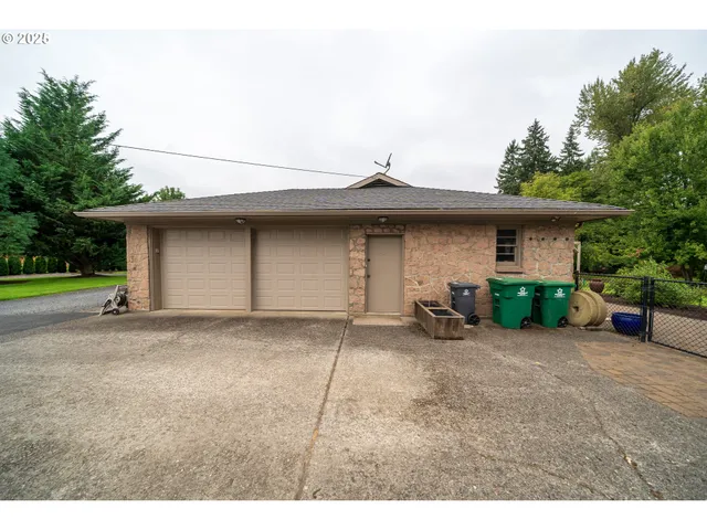 a view of a outdoor space with a house