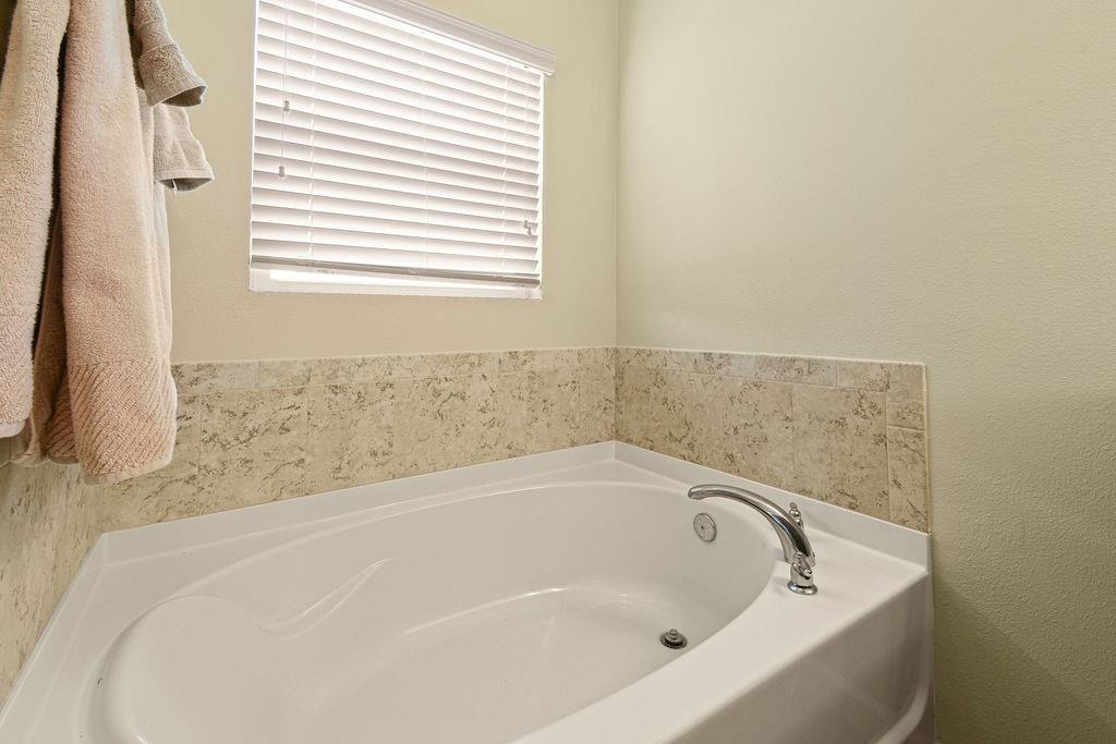 1728 Berkshire Circle Southwest Vero Beach, FL 32968 - Photo 21 of 36 a bathroom with a bathtub