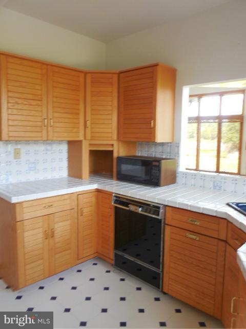 1671 Town Point Road Cambridge, MD 21613 - Photo 6 of 18 Kitchen