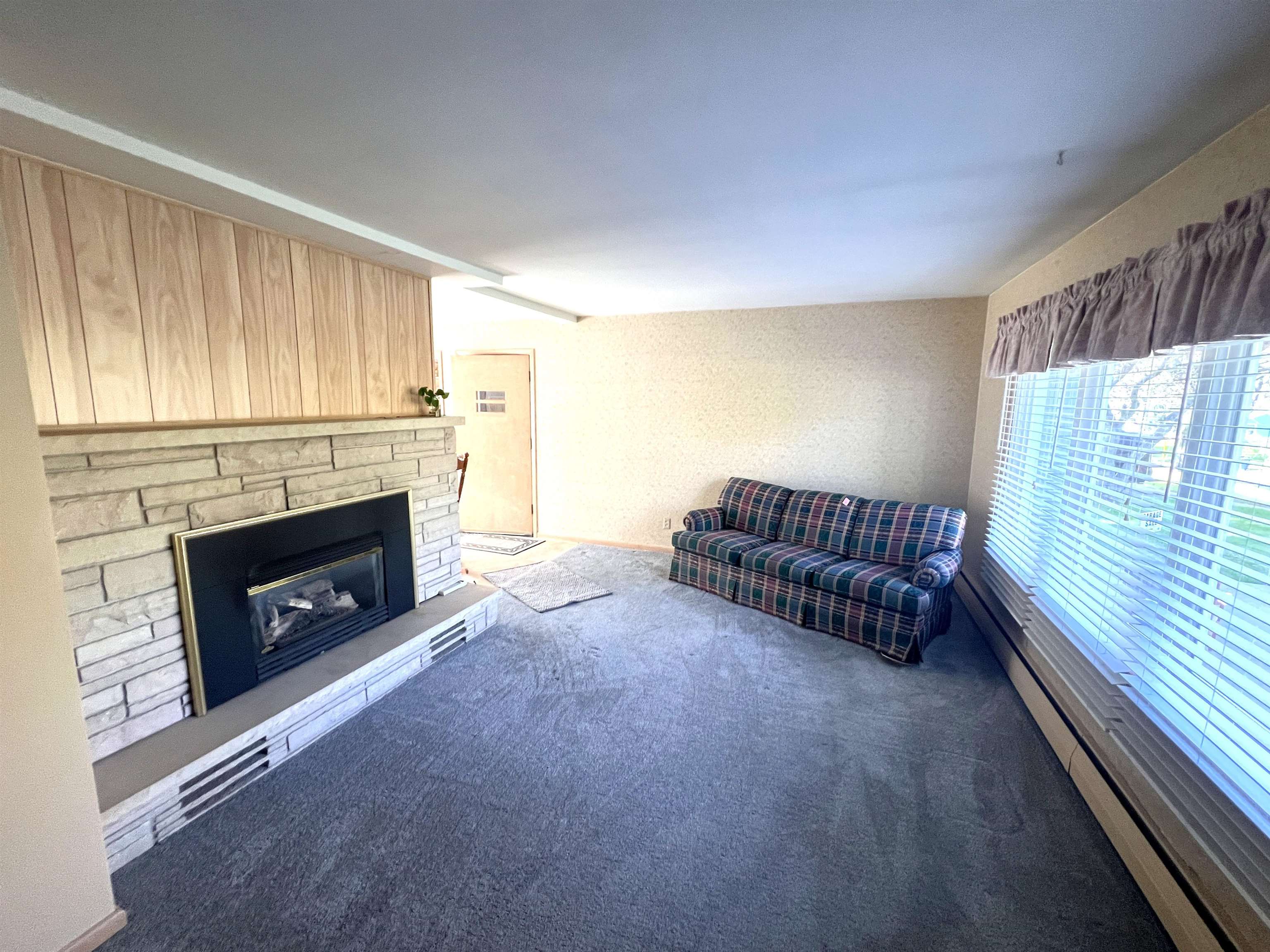 305 Annette Court Rhinelander, WI 54501 - Photo 4 of 38
