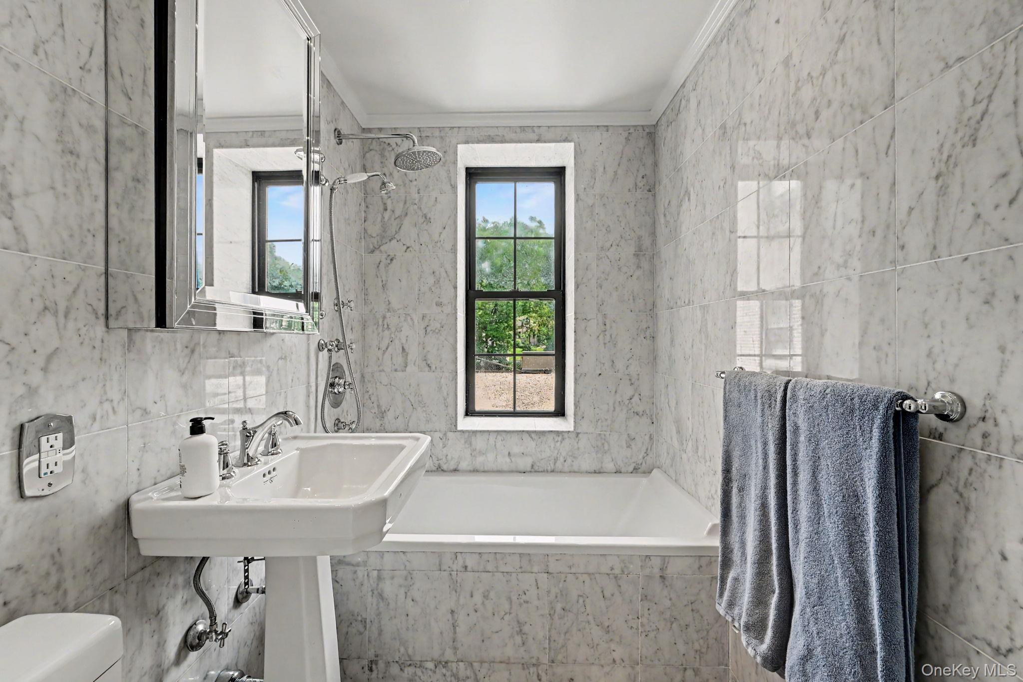 192 Garth Road, Unit TM Scarsdale, NY 10583 - Photo 11 of 34 Hall bathroom with Bathtub