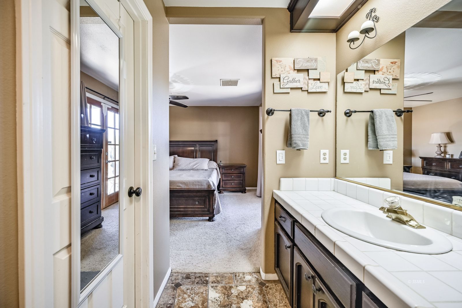 424 Marlene Court Ridgecrest, CA 93555 - Photo 29 of 38 a en suite bathroom with a sink vanity and a mirror