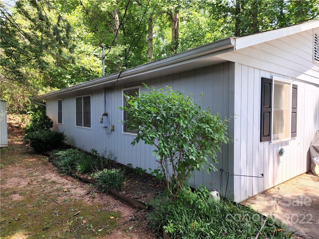 291 Cherokee Way Marion, NC 28752 - Photo 4 of 14 a backyard of a house with lots of green space