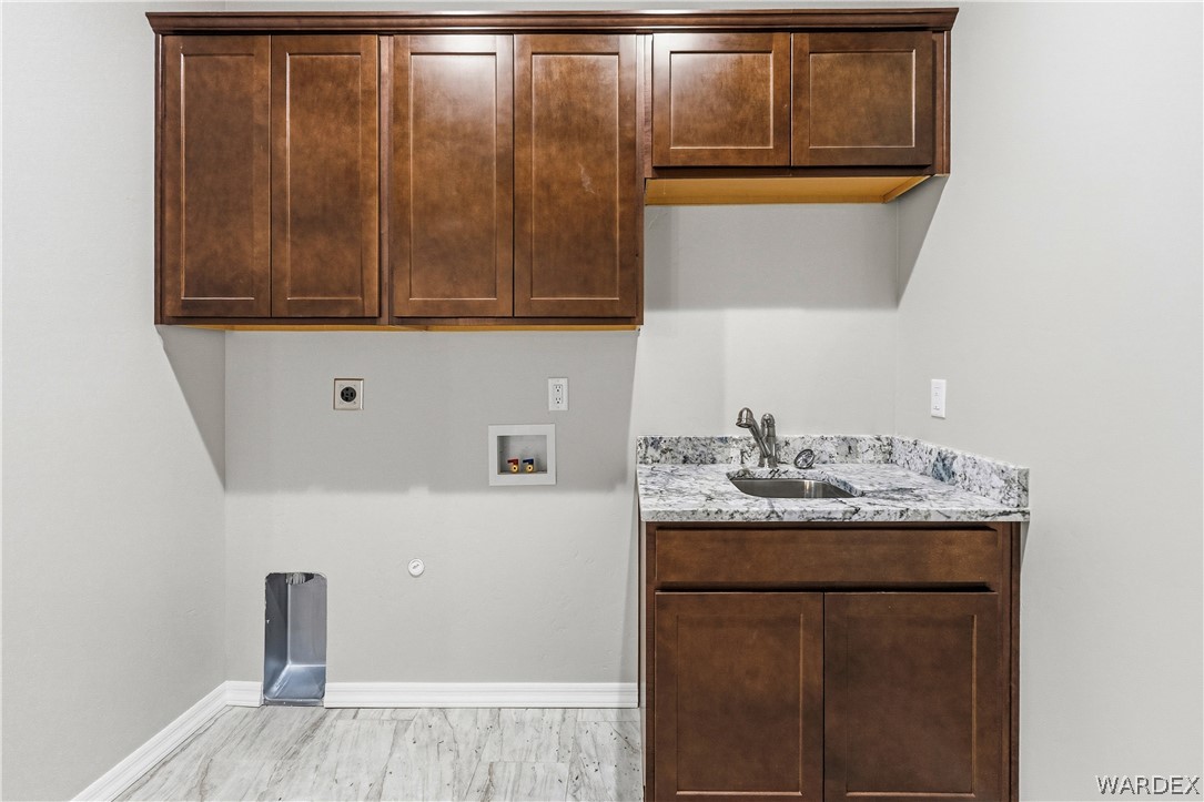 9818 North Cyrus Road Kingman, AZ 86401 - Photo 28 of 42 a bathroom with a sink and a mirror