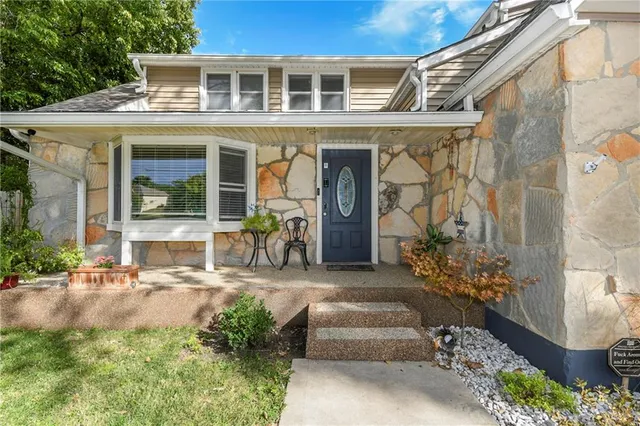 $324,900 | 701 Southwest Ward Road, Lee's Summit, MO 64081