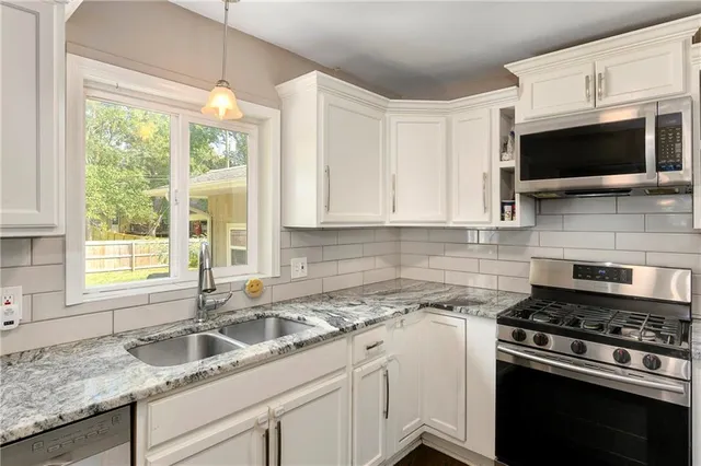 $324,900 | 701 Southwest Ward Road, Lee's Summit, MO 64081