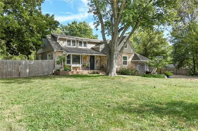 $324,900 | 701 Southwest Ward Road, Lee's Summit, MO 64081