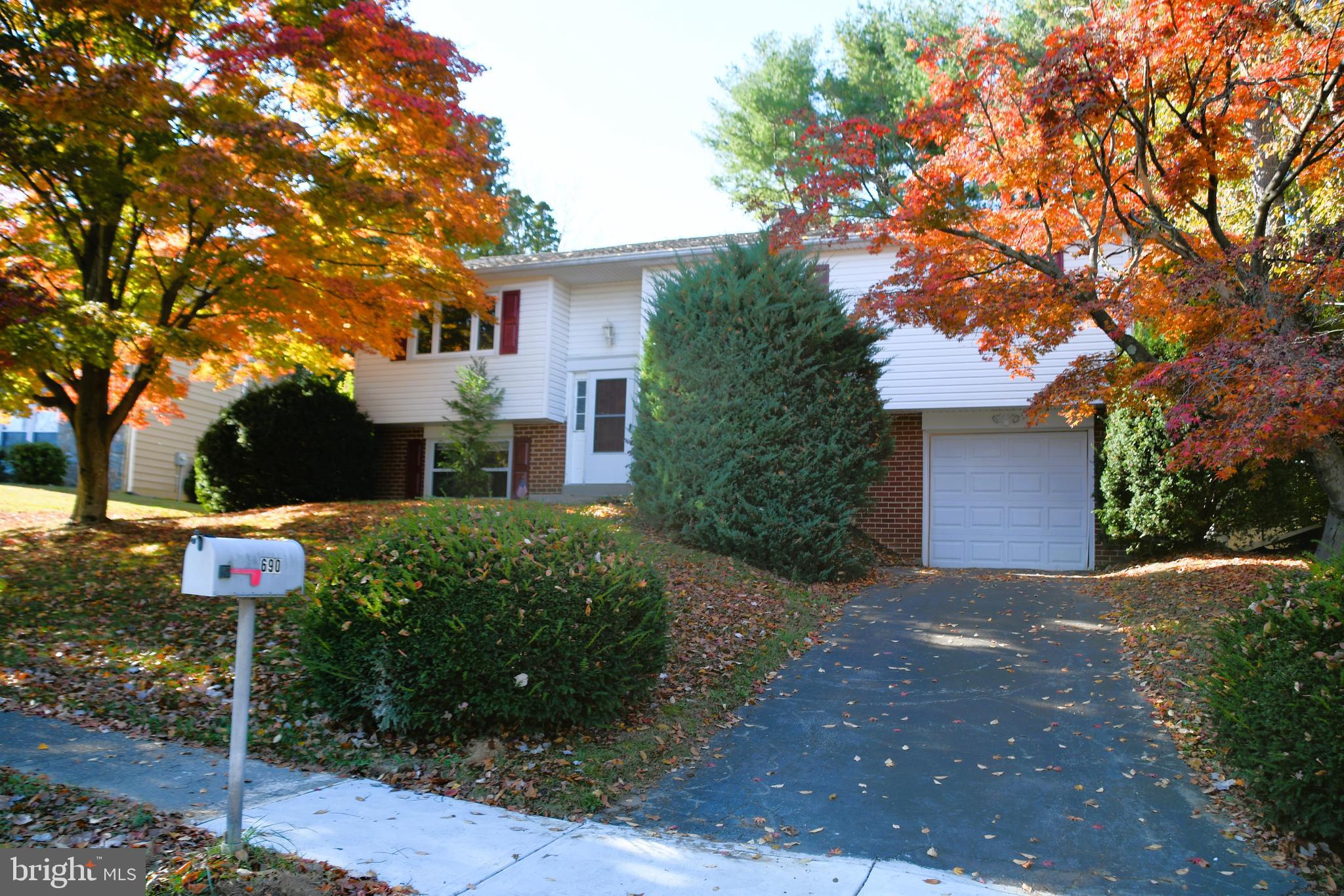 690 Bender Drive Aston, PA 19014 - Photo 2 of 45 Front with Driveway