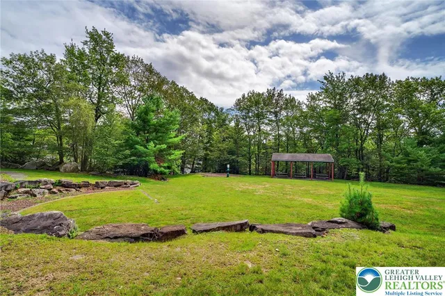 a view of a backyard