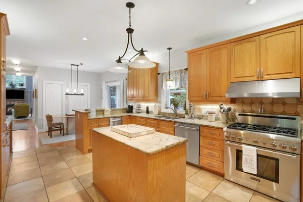 $4,695,000 | 8 Fresh Pond Road, Oak Bluffs, MA 02557