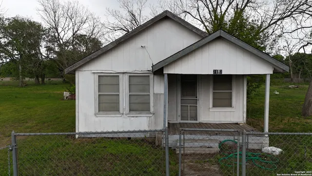a view of house with backyard