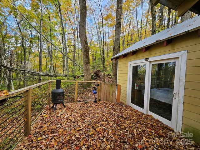 a view of a house with backyard and garden