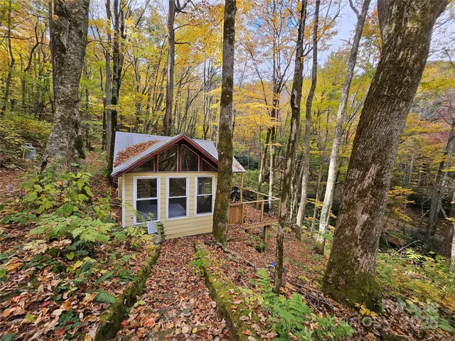 a view of a large yard with lots of green space
