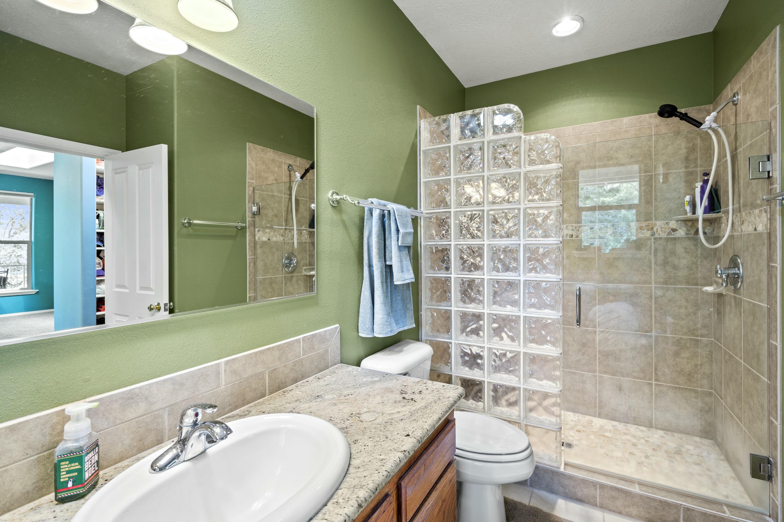466 Three Pines Road Grants Pass, OR 97526 - Photo 13 of 41 Primary Bathroom