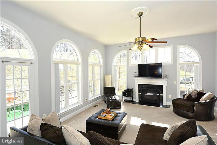 18643 Kerill Road Triangle, VA 22172 - Photo 2 of 30 Living Room