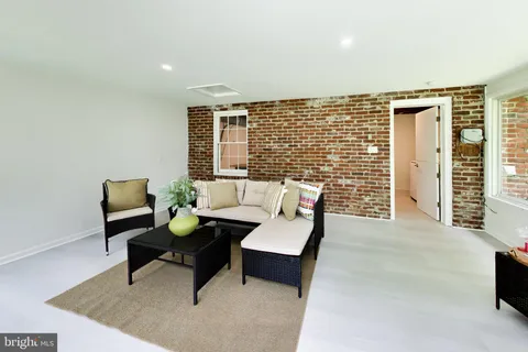 $1,050,000 | 4 Orchard Way North, Rockville, MD 20854