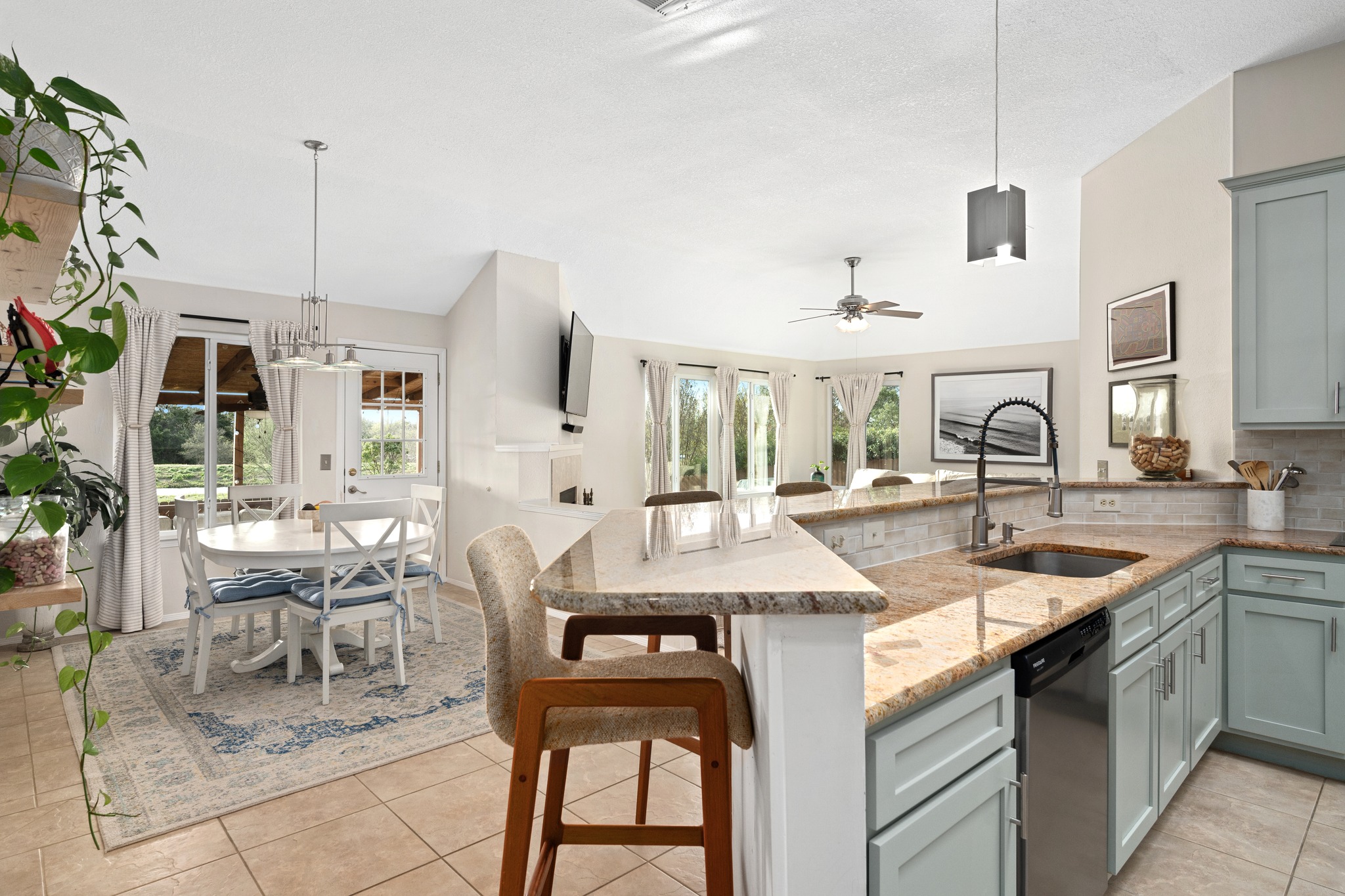 7601 Ponoma Trail Austin, TX 78749 - Photo 17 of 38 a kitchen with center island table and chairs