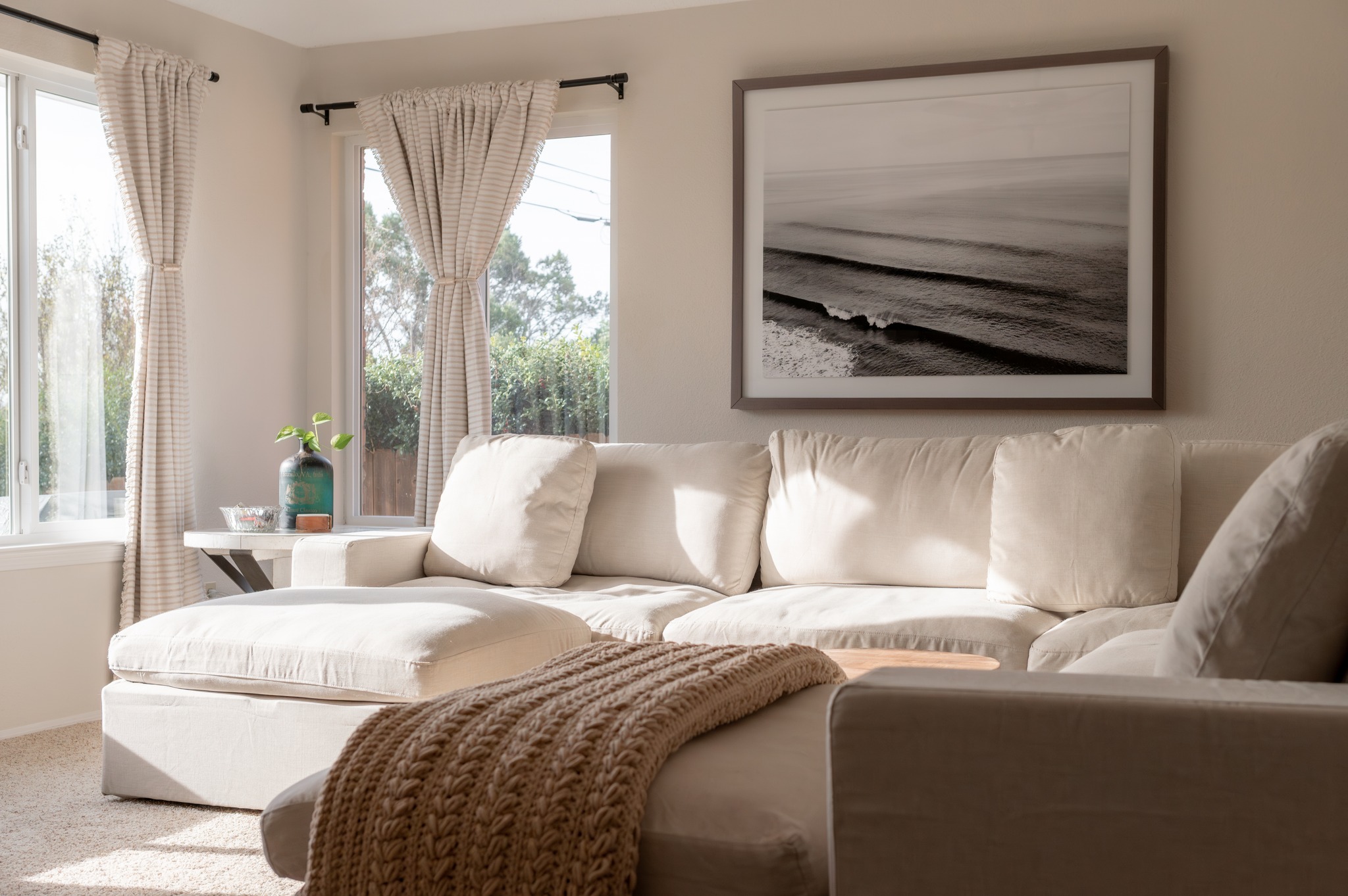 7601 Ponoma Trail Austin, TX 78749 - Photo 2 of 38 a bedroom with a bed and a painting on the wall