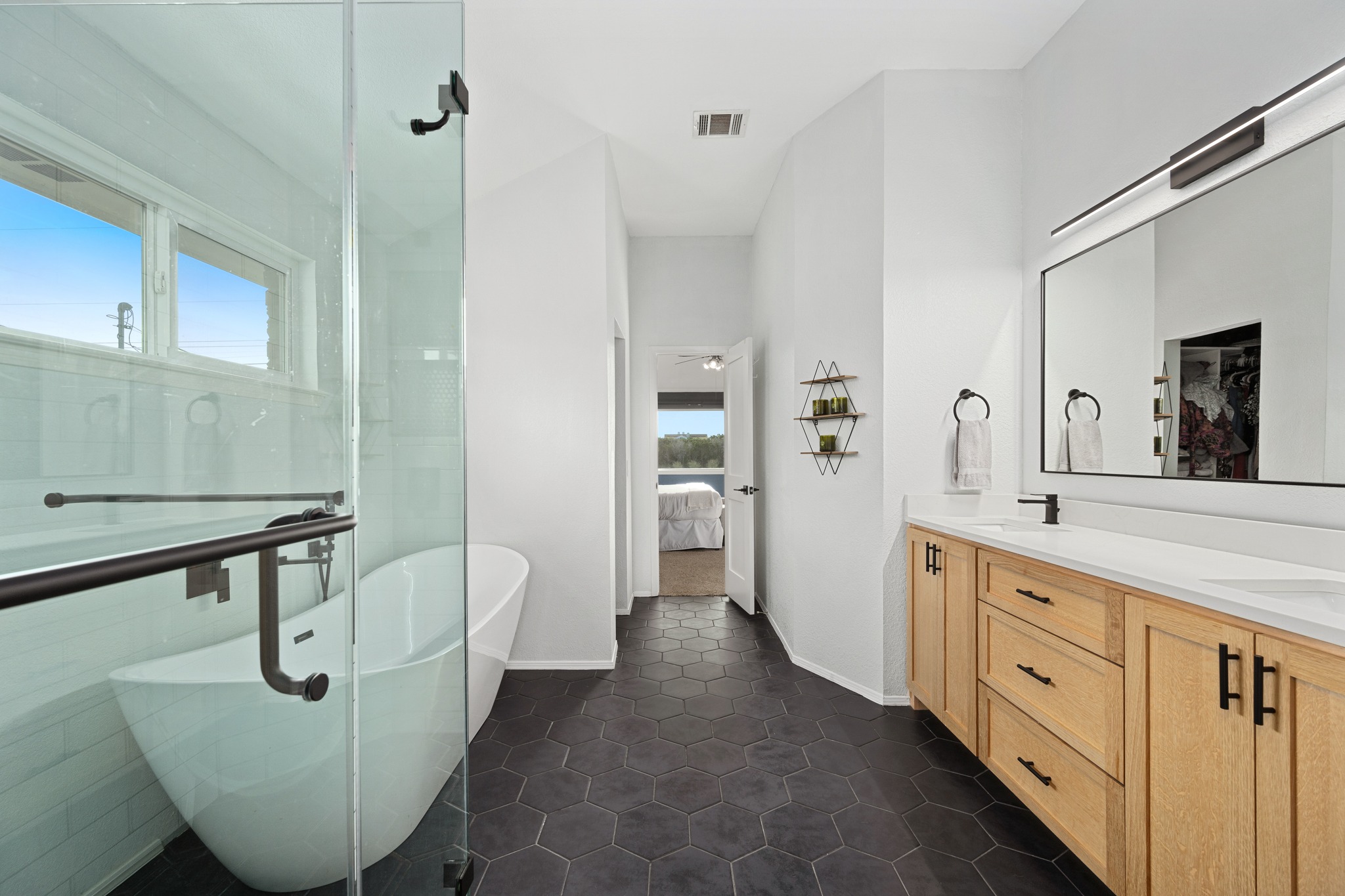 7601 Ponoma Trail Austin, TX 78749 - Photo 24 of 38 a bathroom with a sink and mirror with bathtub