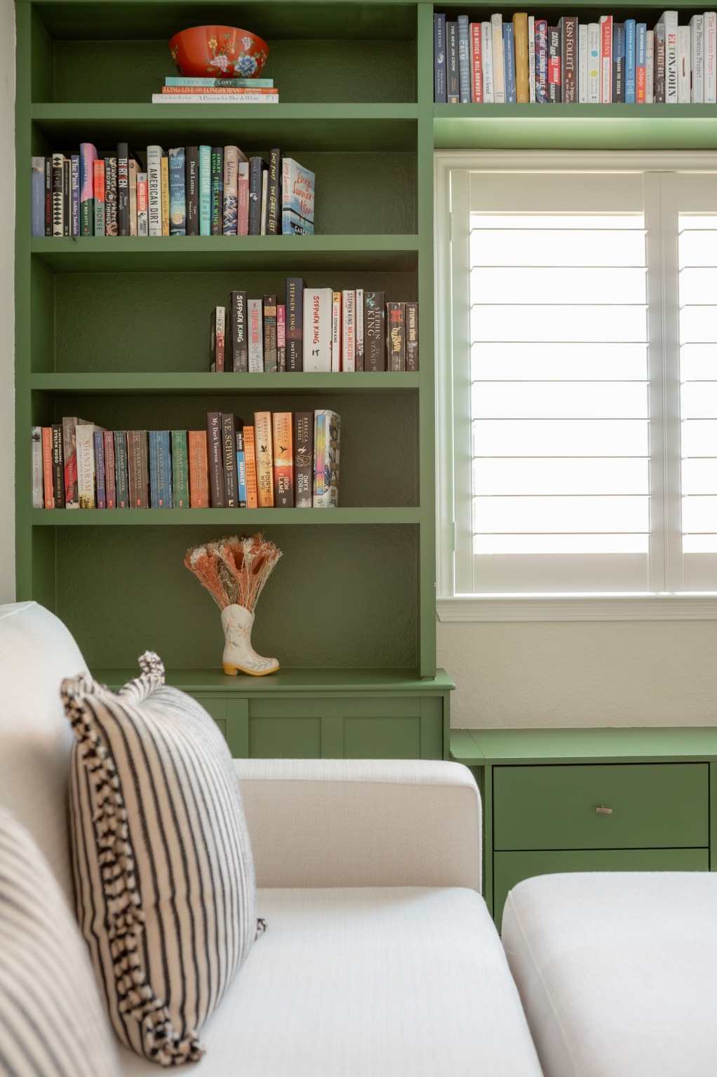 7601 Ponoma Trail Austin, TX 78749 - Photo 3 of 38 a living room with furniture and a book shelf