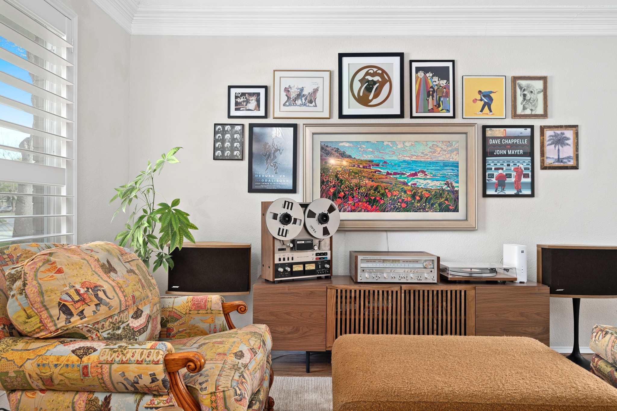 7601 Ponoma Trail Austin, TX 78749 - Photo 8 of 38 a bedroom with furniture and a lamp