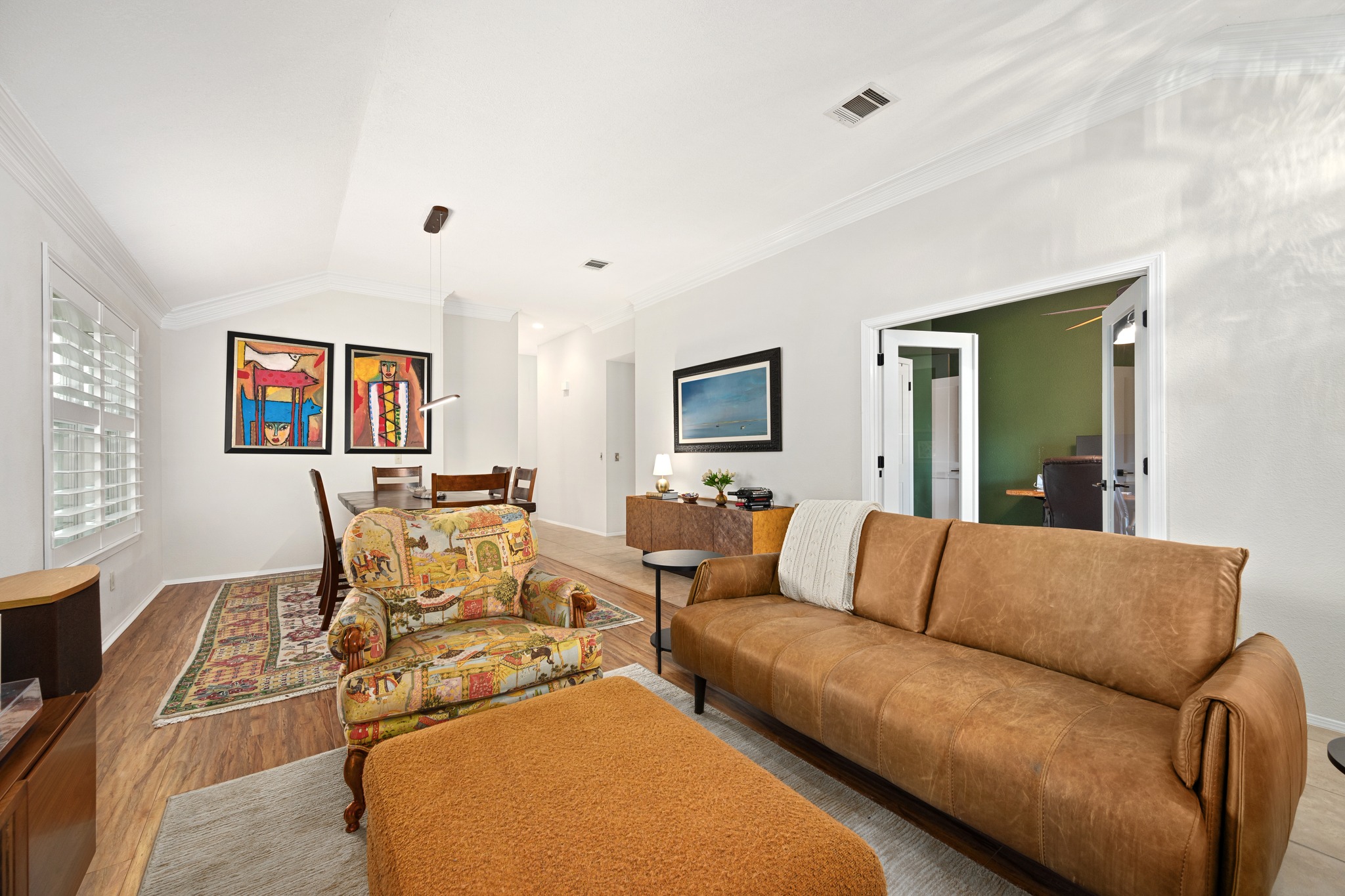 7601 Ponoma Trail Austin, TX 78749 - Photo 9 of 38 a living room with furniture and a flat screen tv