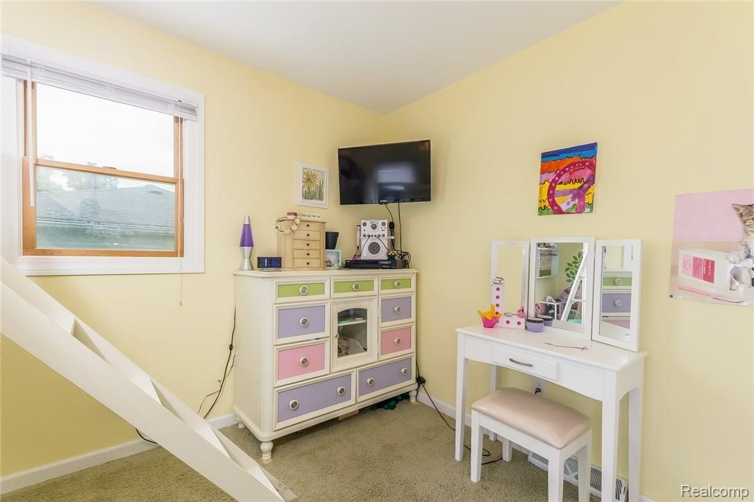 9451 Hogan Road Fenton, MI 48430 - Photo 10 of 24 016-Bedroom-5989470-medium.jpg