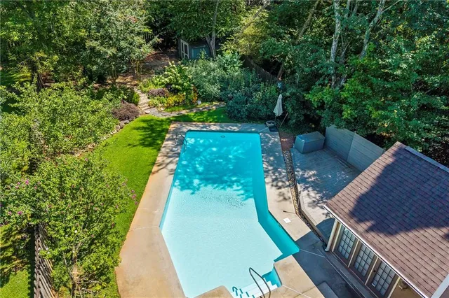 a view of a backyard