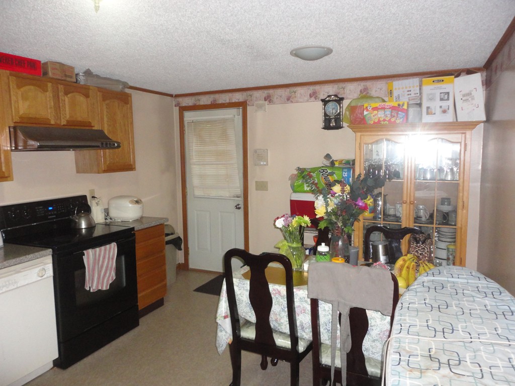 68 Crest Circle Worcester, MA 01603 - Photo 3 of 13