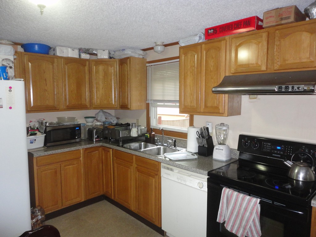 68 Crest Circle Worcester, MA 01603 - Photo 4 of 13