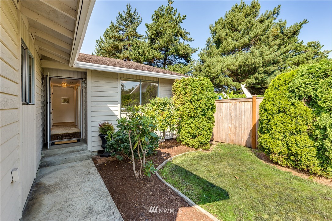 6324 Cady Road, Unit B Everett, WA 98203 - Photo 2 of 22 a view of a backyard