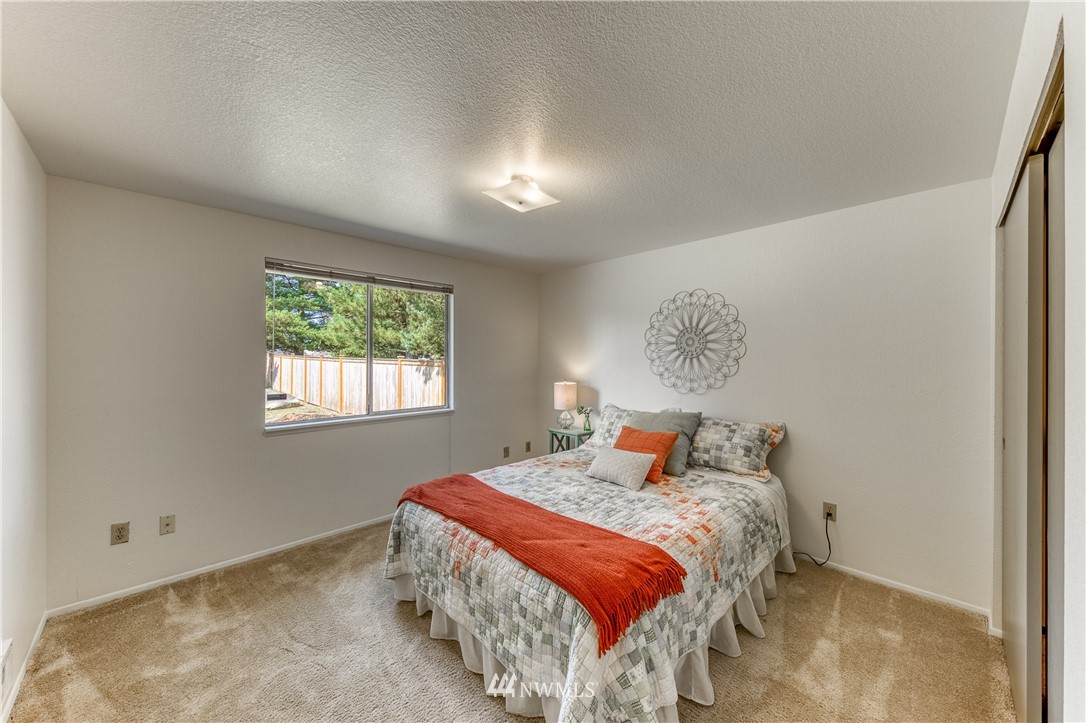 6324 Cady Road, Unit B Everett, WA 98203 - Photo 14 of 22 a bedroom with a bed and a window