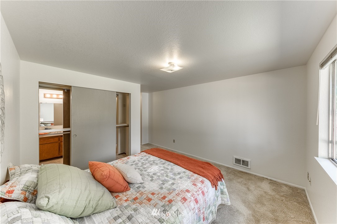 6324 Cady Road, Unit B Everett, WA 98203 - Photo 16 of 22 a bedroom with a bed and a window
