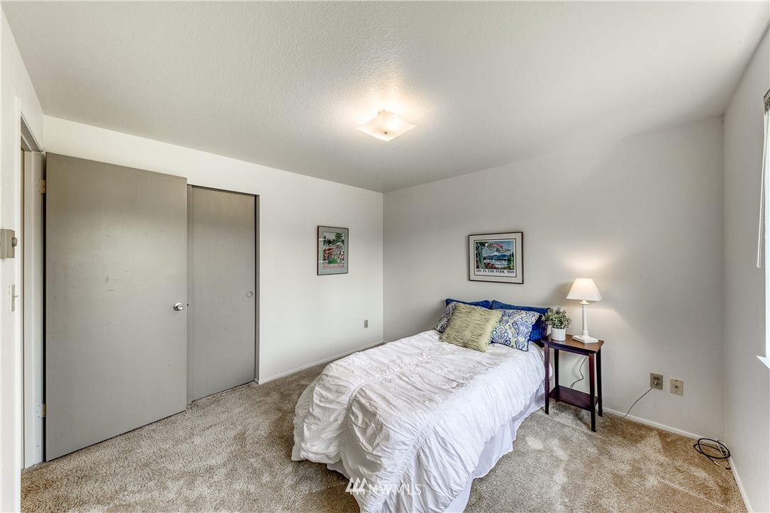 6324 Cady Road, Unit B Everett, WA 98203 - Photo 20 of 22 a bedroom with a bed and a lamp