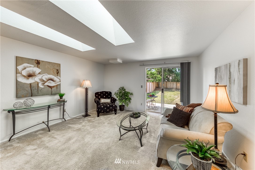 6324 Cady Road, Unit B Everett, WA 98203 - Photo 7 of 22 a living room with furniture and a lamp