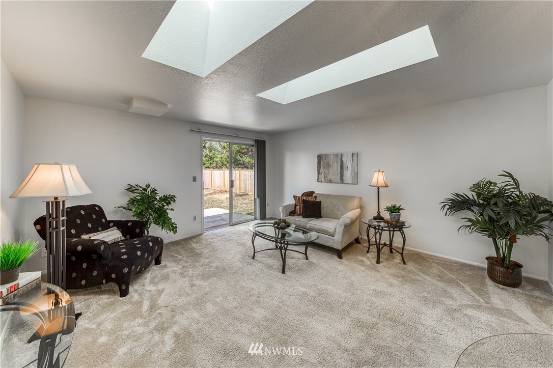 6324 Cady Road, Unit B Everett, WA 98203 - Photo 8 of 22 a living room with furniture and a potted plant