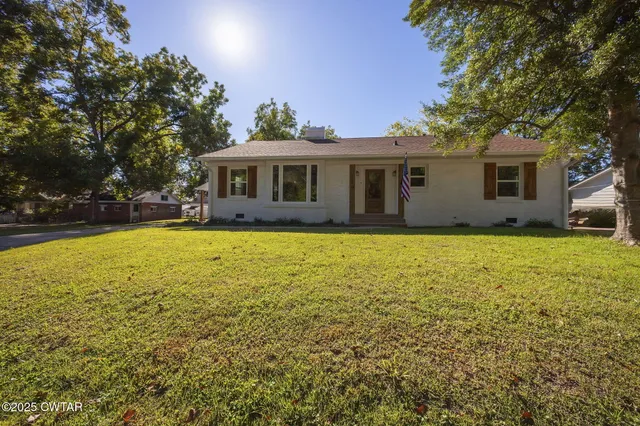 a view of a house with a yard